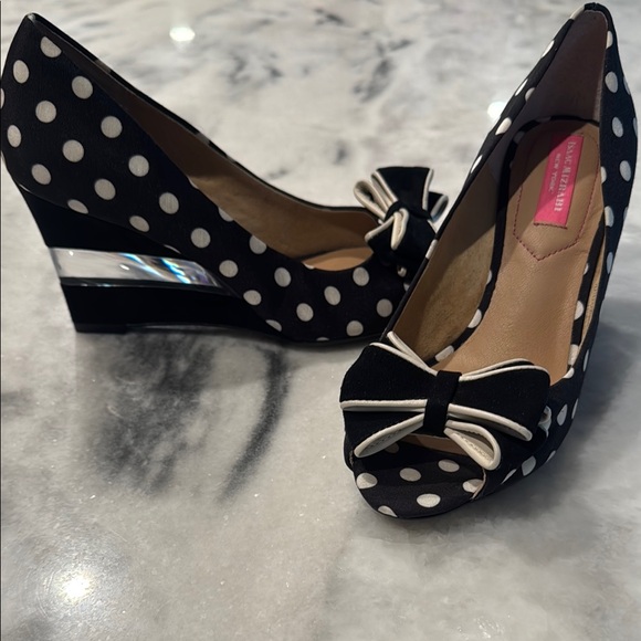 ISAAC MIZRAHI Jujubee Black Polka-Dot Suede/Lucite BOW Wedge SZ 6 NWOB - Picture 1 of 9